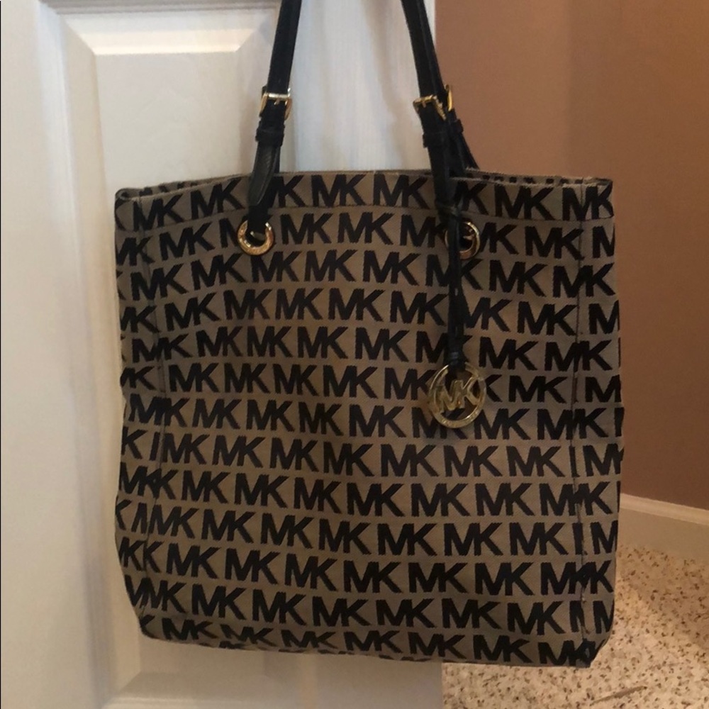 Authentic MICHAEL KORS shoulder bag!